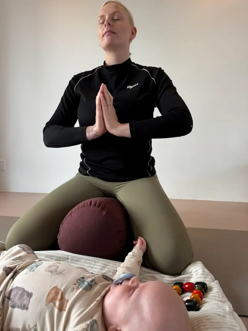 3F54ABB4-F4E6-43AE-8EE2-B4B26678660B_1_105_c (1) mor-baby-yoga-efterfødselsyoga